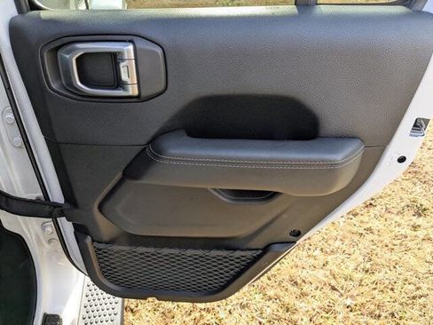 Used 2018 Jeep Wrangler Unlimited Sahara w/ Cold Weather Group image 31