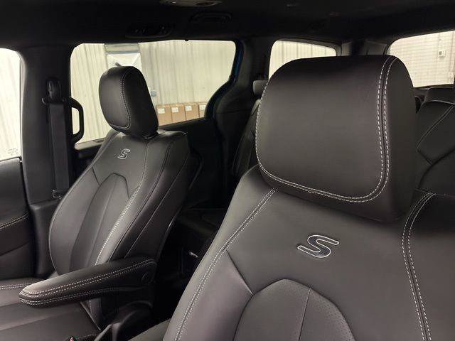 New 2026 Chrysler Pacifica Select w/ S Appearance Package AWD/4WD image 8