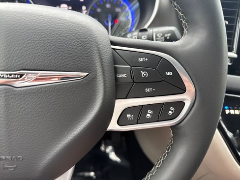 Used 2023 Chrysler Pacifica Touring-L FWD image 21