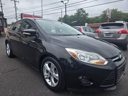 Used 2014 Ford Focus SE w/ SE Winter Package FWD image 4