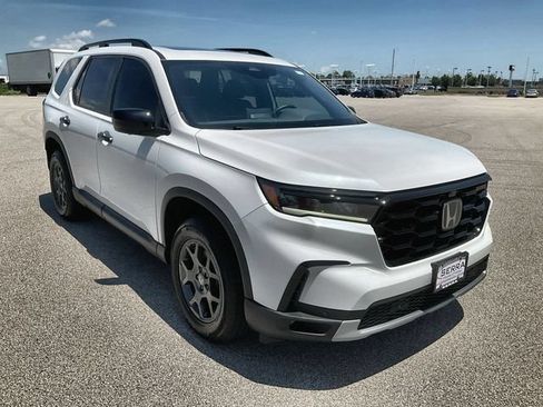 Used 2025 Honda Pilot TrailSport image 12