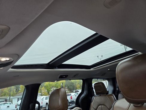 Used 2017 Chrysler Pacifica Limited w/ UConnect Theater Package image 18