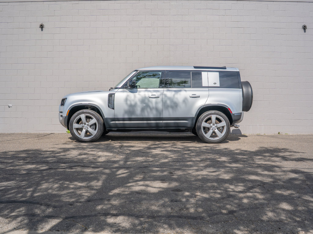 Used 2024 Land Rover Defender 110 SE AWD/4WD image 2