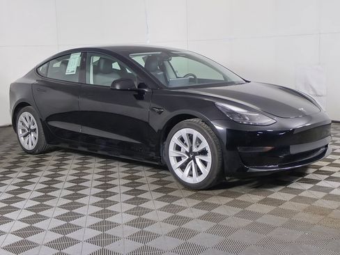 Used 2023 Tesla Model 3 Standard Range image 2