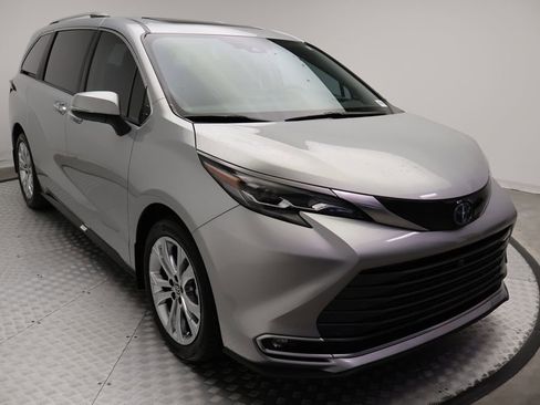 Certified 2024 Toyota Sienna Platinum FWD image 6