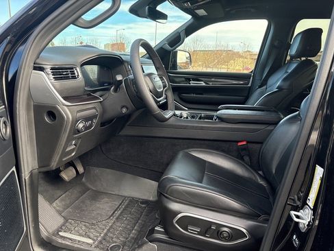 Used 2024 Jeep Wagoneer 4WD w/ Premium Group I image 10