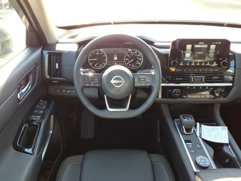 New 2025 Nissan Pathfinder SL image 6