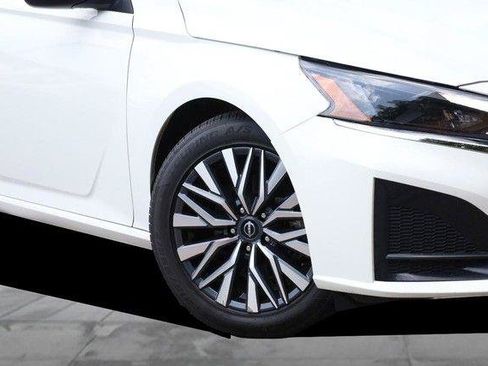 Used 2025 Nissan Altima 2.5 SV FWD image 3