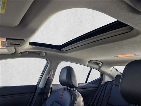 Used 2022 Nissan Sentra SR w/ SR Premium Package image 14