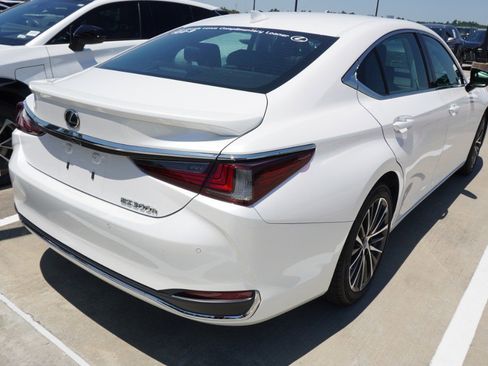 Used 2025 Lexus ES 300h w/ Premium Package FWD image 4