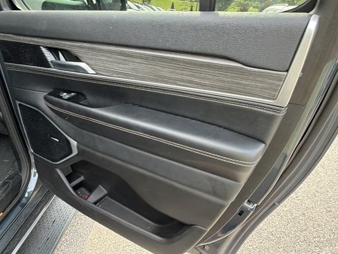 Used 2024 Jeep Wagoneer L Series II w/ Flexible Seating Group AWD/4WD image 19