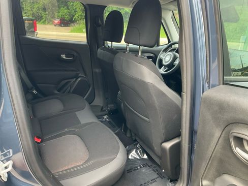 Used 2023 Jeep Renegade Latitude AWD/4WD image 17
