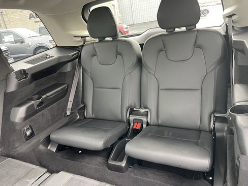 Used 2023 Volvo XC90 B5 Plus image 9