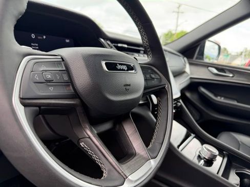 Used 2025 Jeep Grand Cherokee L Limited w/ Black Appearance Package AWD/4WD image 18