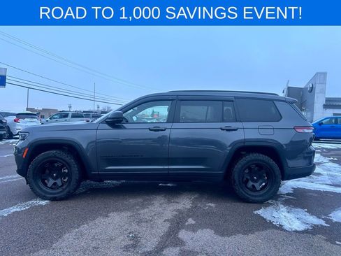 Used 2023 Jeep Grand Cherokee L Laredo image 3