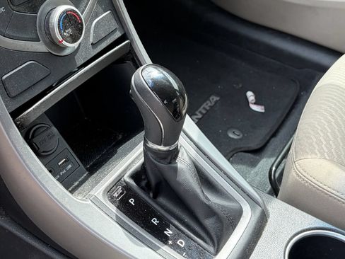 Used 2015 Hyundai Elantra SE FWD image 9