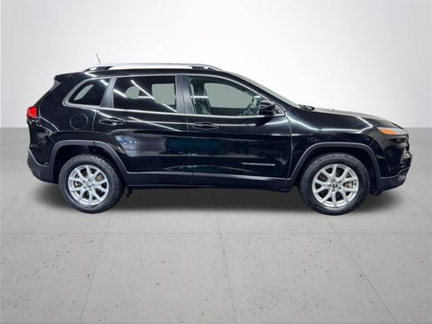 Used 2018 Jeep Cherokee Latitude Plus w/ Comfort/Convenience Group FWD image 9