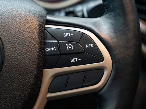 Used 2017 Jeep Cherokee Limited AWD/4WD image 15