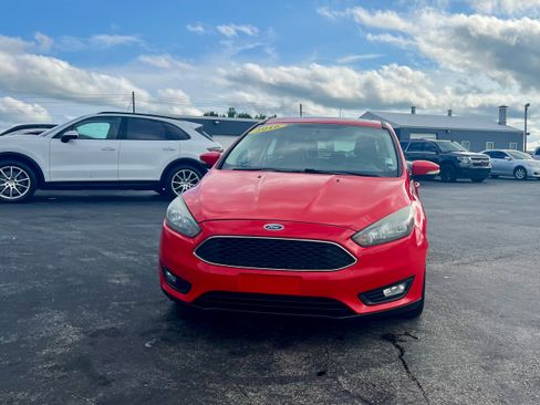 Used 2016 Ford Focus SE w/ Equipment Group 201A FWD image 2