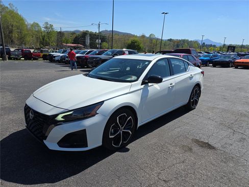 Used 2024 Nissan Altima 2.5 SR w/ SR Premium Package image 7