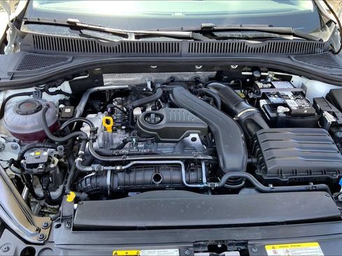 Certified 2025 Volkswagen Jetta SE w/ Sunroof Package FWD image 9