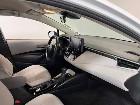 Used 2022 Toyota Corolla LE FWD image 11