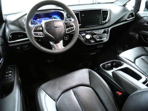 Used 2025 Chrysler Pacifica Select FWD image 4