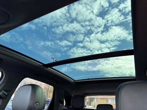 Used 2024 Porsche Cayenne w/ Premium Package image 30