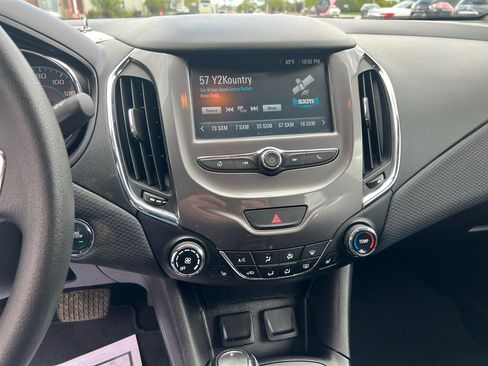 Used 2018 Chevrolet Cruze LT w/ Convenience Package FWD image 17