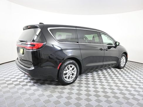 Used 2024 Chrysler Pacifica Touring-L FWD image 6