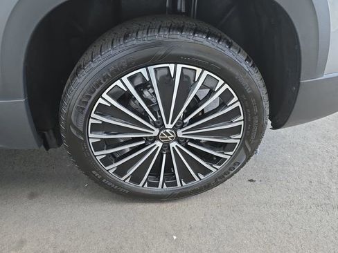 New 2026 Volkswagen Taos SE FWD image 25