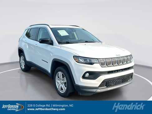 Used 2022 Jeep Compass Latitude w/ Sun and Sound Group AWD/4WD image 1