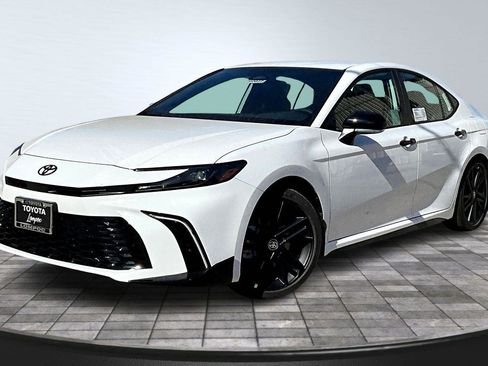 New 2026 Toyota Camry Hybrid image 2