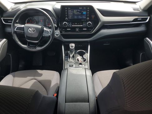 Used 2021 Toyota Highlander LE FWD image 15