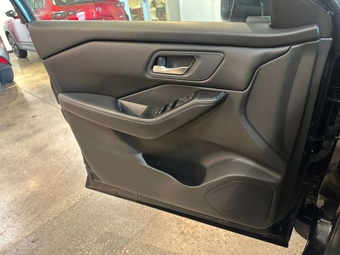 Used 2025 Nissan Rogue SV FWD image 18
