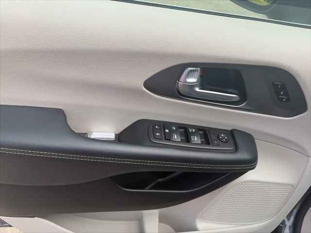 Used 2023 Chrysler Pacifica Touring-L FWD image 17