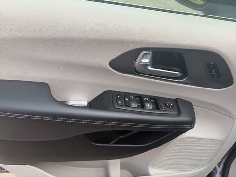 Used 2023 Chrysler Pacifica Touring-L FWD image 17