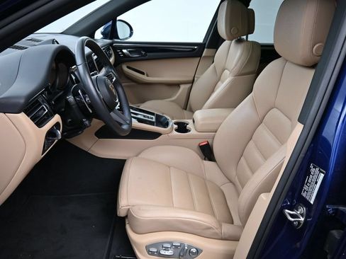 Certified 2025 Porsche Macan AWD/4WD image 9