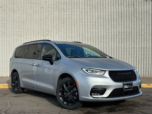 New 2026 Chrysler Pacifica Limited w/ S Appearance Package image 6