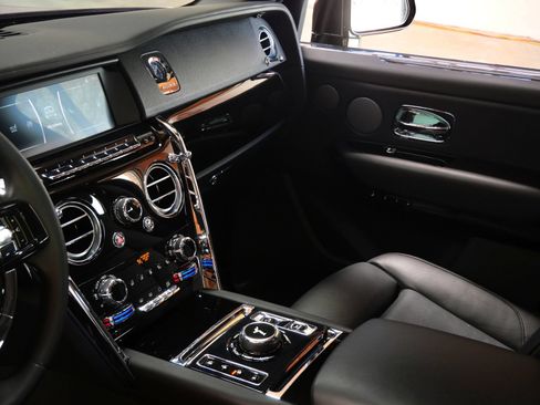 Certified 2022 Rolls-Royce Cullinan AWD/4WD image 18