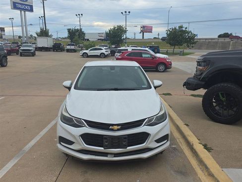 Used 2017 Chevrolet Cruze LT w/ Convenience Package FWD image 9