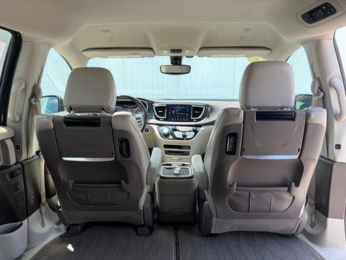 Used 2020 Chrysler Pacifica Touring-L Plus FWD image 30