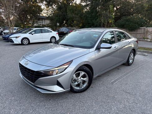 Used 2022 Hyundai Elantra SE w/ Preferred Accessory Package image 2