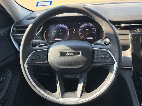 Used 2023 Jeep Grand Cherokee L Laredo image 15