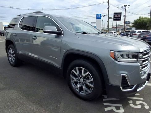 Certified 2023 GMC Acadia SLT w/ Preferred Package image 8