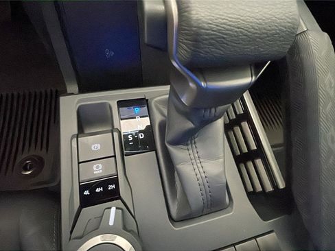 Used 2024 Toyota Tacoma SR5 AWD/4WD image 19