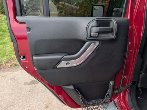 Used 2013 Jeep Wrangler Unlimited Rubicon w/ Connectivity Group image 29