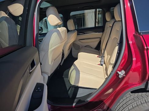 Used 2025 Jeep Grand Cherokee Limited image 11