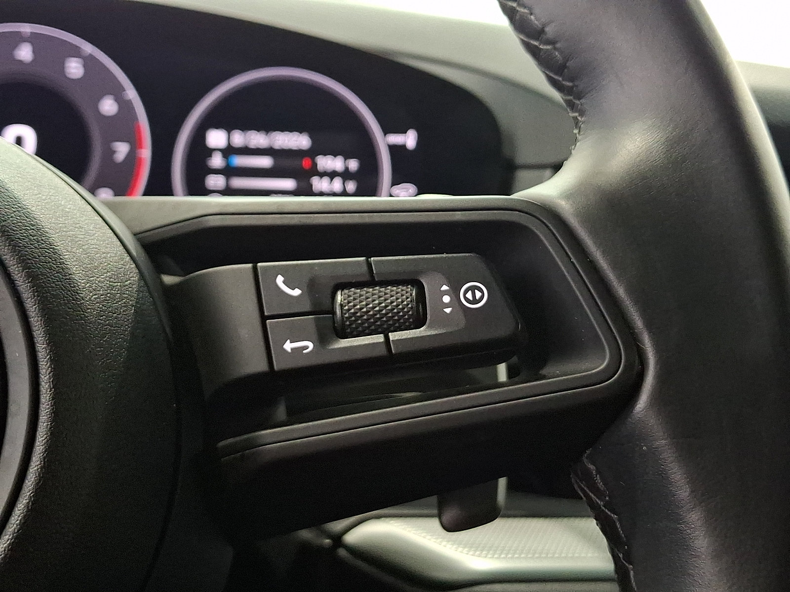 Used 2024 Porsche Cayenne AWD/4WD image 23