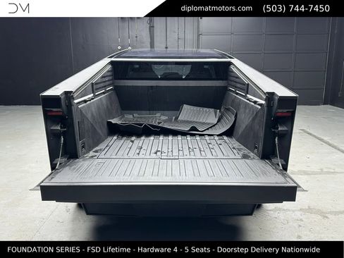 Used 2024 Tesla Cybertruck AWD Crew Cab image 40